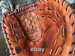 AMAZING! RAWLINGS GOLD GLOVE, HEART of the HIDE, FIRST BASE MITT. R-throw, 4 DOT