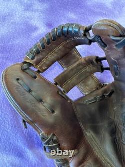 Brown Rawlings Heart of the Hide RH Infield Baseball Glove 11.25 (Used) Brown Rawlings Heart of the Hide RH Infield Baseball Glove 11.25 (Used)
