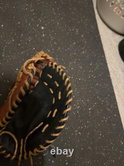 Used Rawlings heart of the hide 1st Base Mit